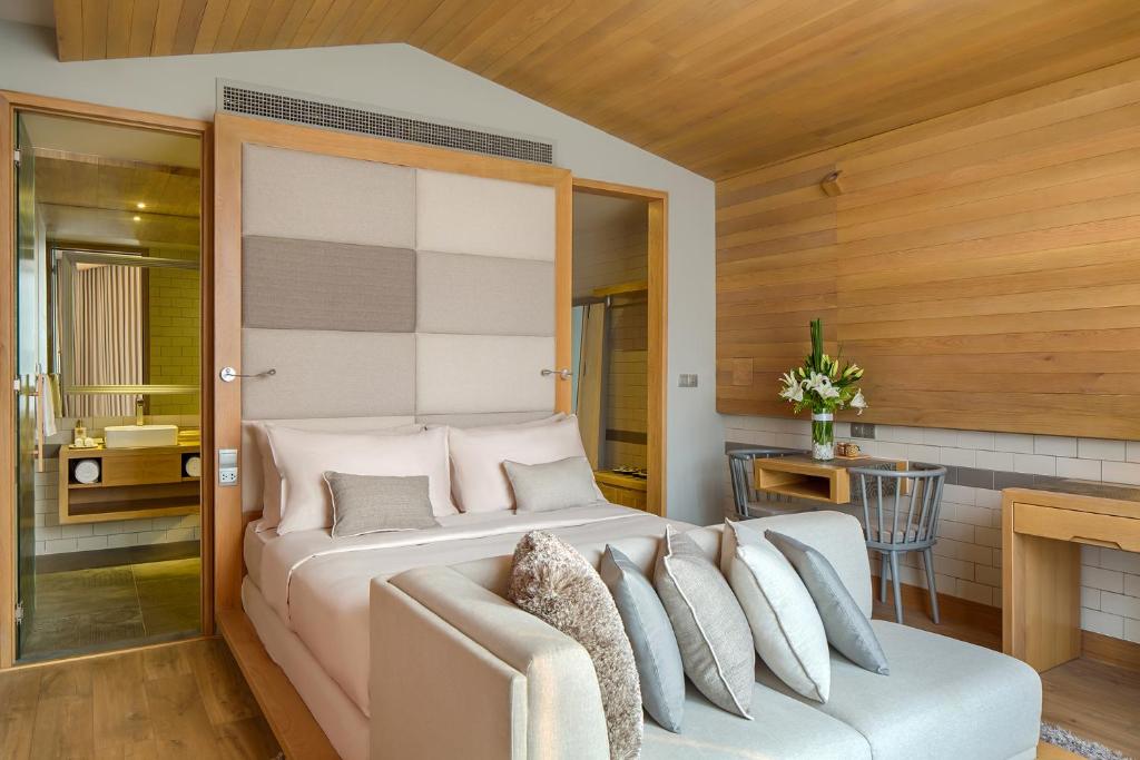 Combo Khách sạn Fusion Suite Sài Gòn + Tour Biệt Động Sài Gòn