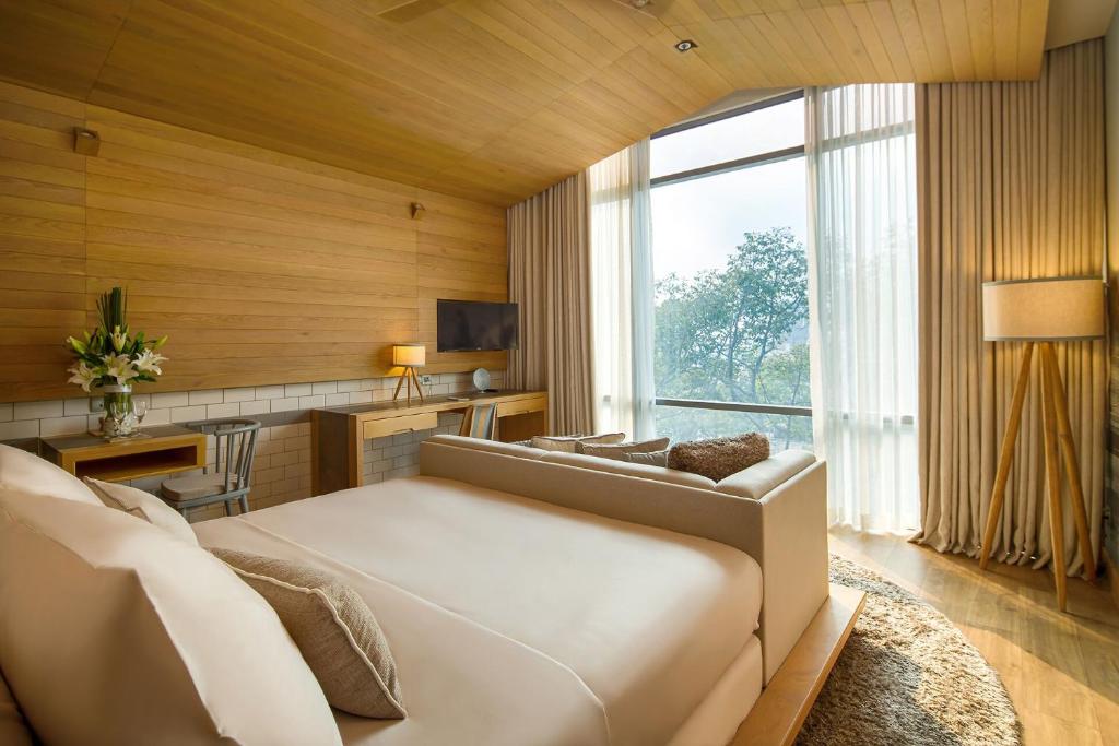 Combo Khách sạn Fusion Suite Sài Gòn + Tour Biệt Động Sài Gòn