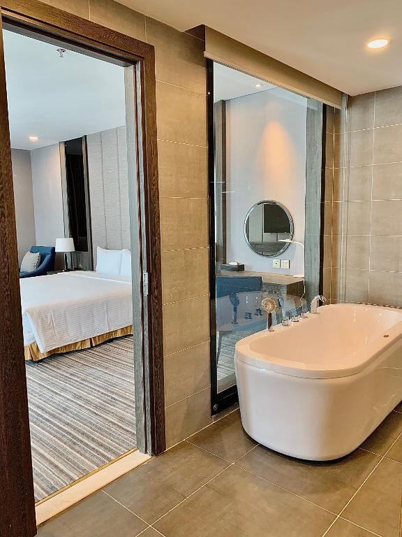 Combo Mường Thanh Luxury Saigon Hotel + Tour Biệt Động Sài Gòn