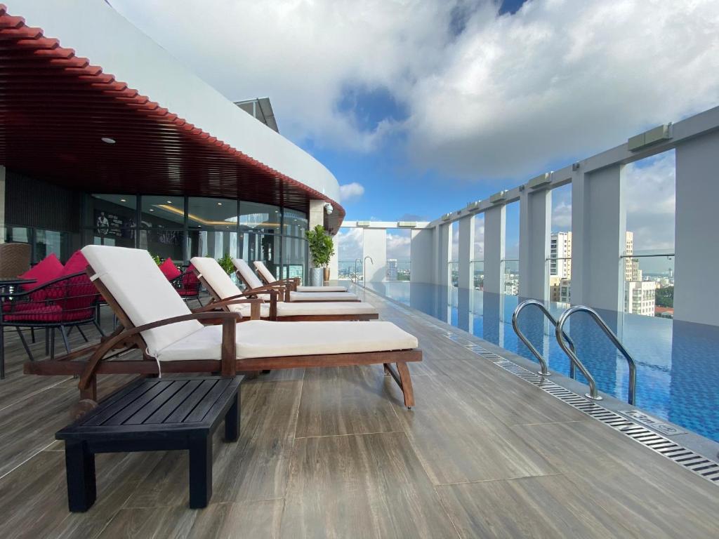 Combo Mường Thanh Luxury Saigon Hotel + Tour Biệt Động Sài Gòn