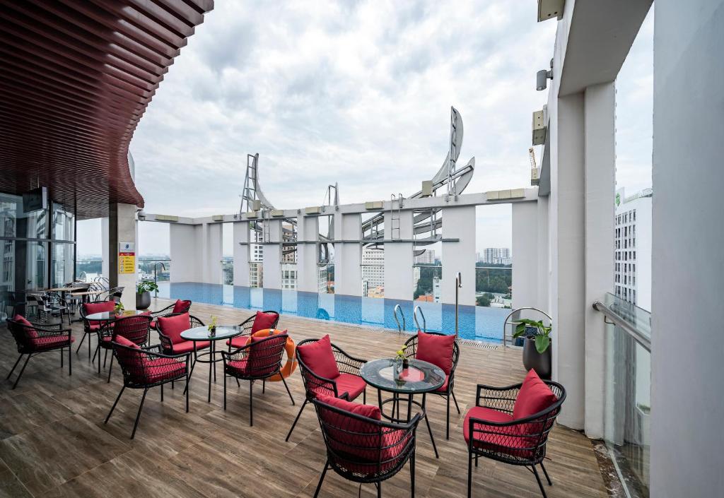 Combo Mường Thanh Luxury Saigon Hotel + Tour Biệt Động Sài Gòn