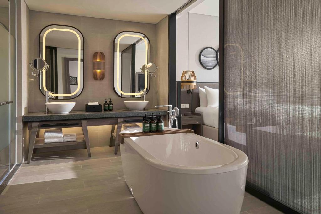 Combo 2N1Đ Crowne Plaza Phu Quoc Starbay