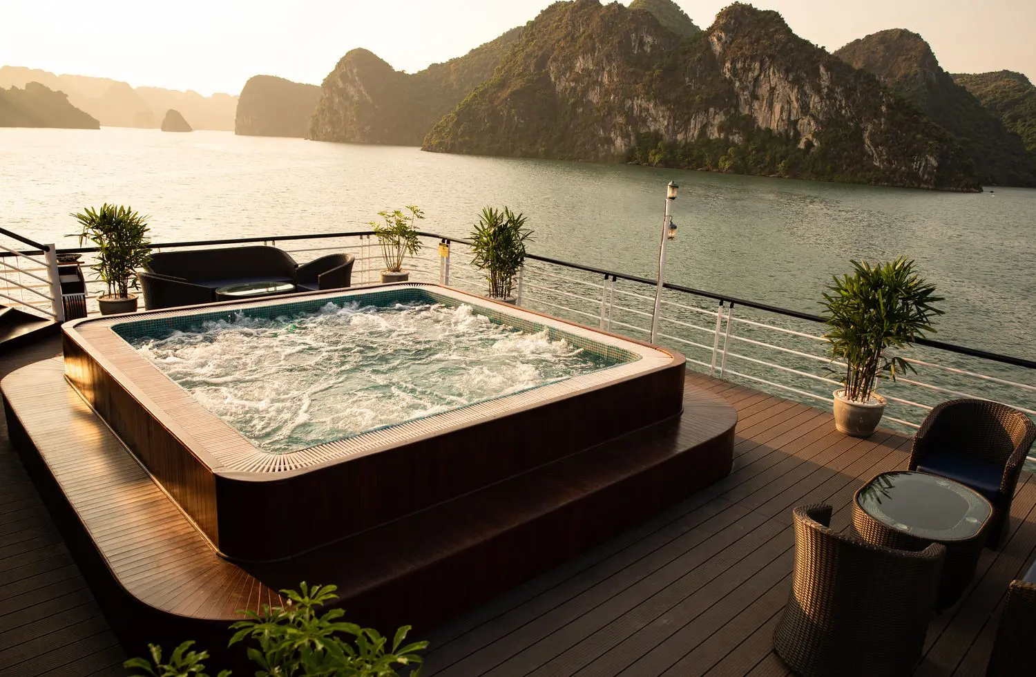 Du thuyền Hạ Long 8 giờ La Casta Daily Cruise – DTQN001