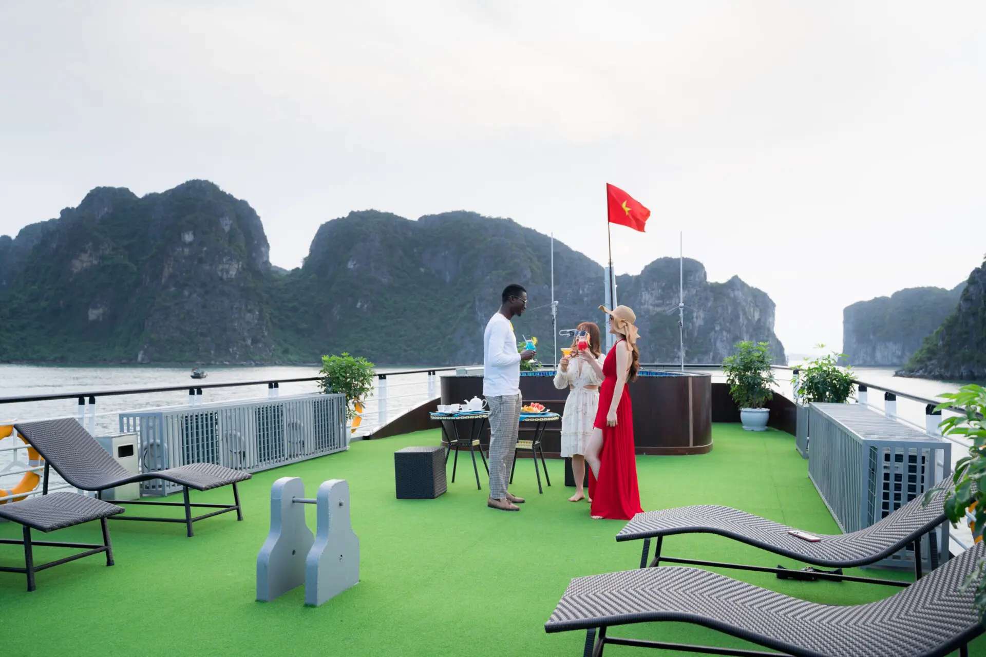 Du thuyền Hạ Long 8 giờ La Casta Daily Cruise – DTQN001
