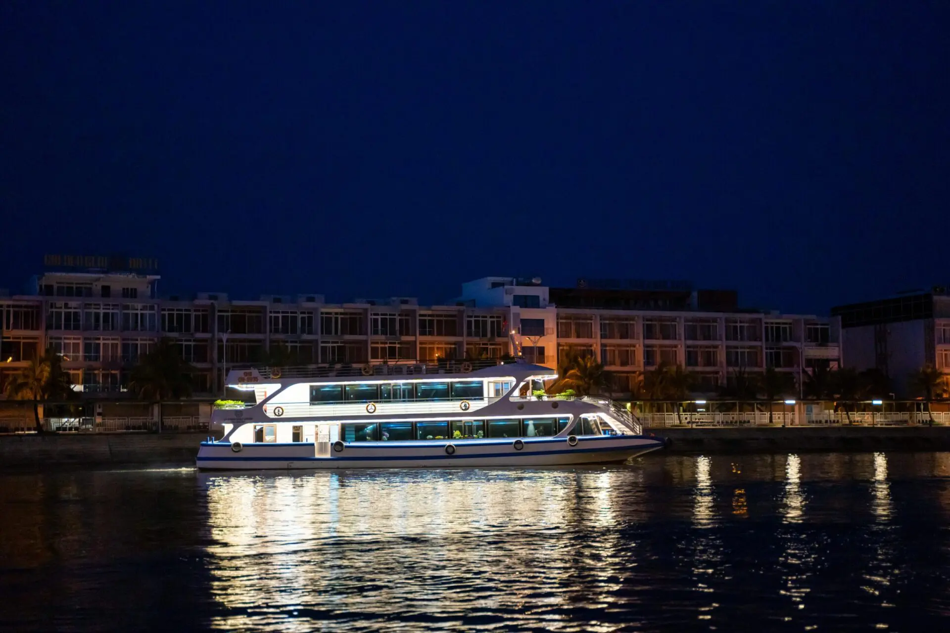 Du thuyền Hạ Long 8 giờ La Casta Daily Cruise – DTQN001