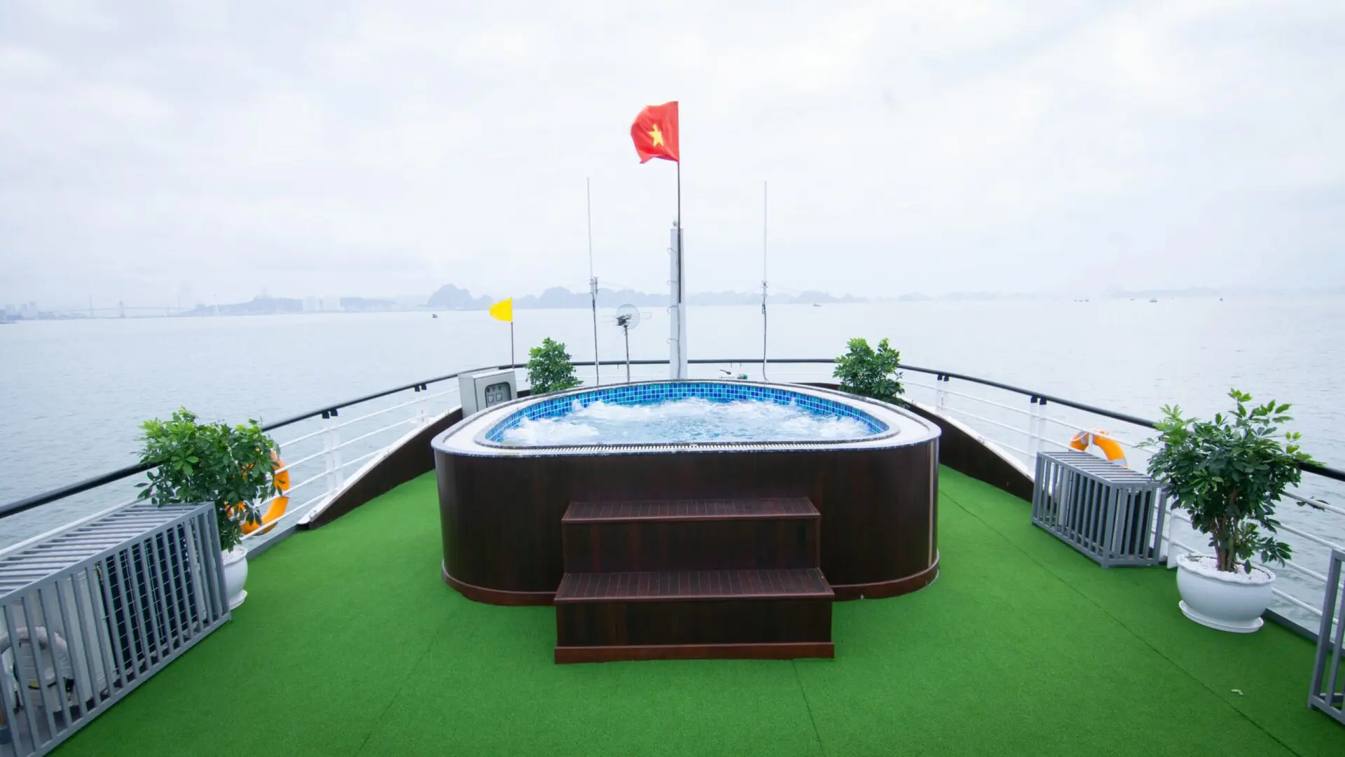 Du thuyền Hạ Long 8 giờ La Casta Daily Cruise – DTQN001