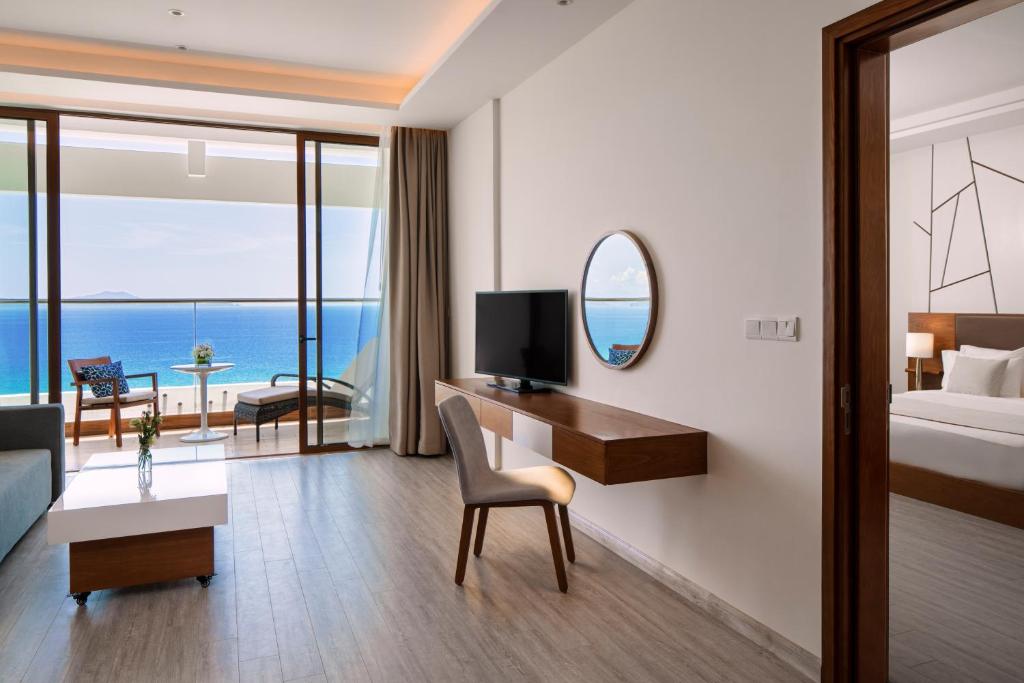 Combo 2N1Đ Movenpick Resort Cam Ranh