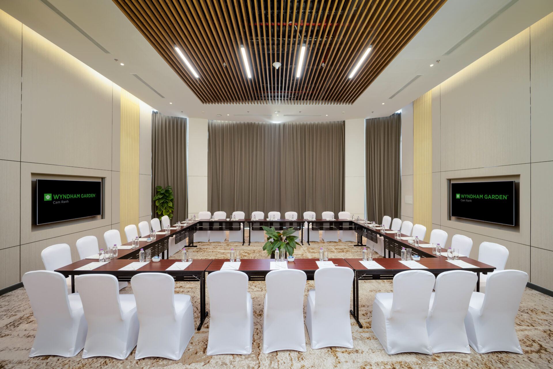 Phòng họp khách sạn Wyndham Garden Cam Ranh