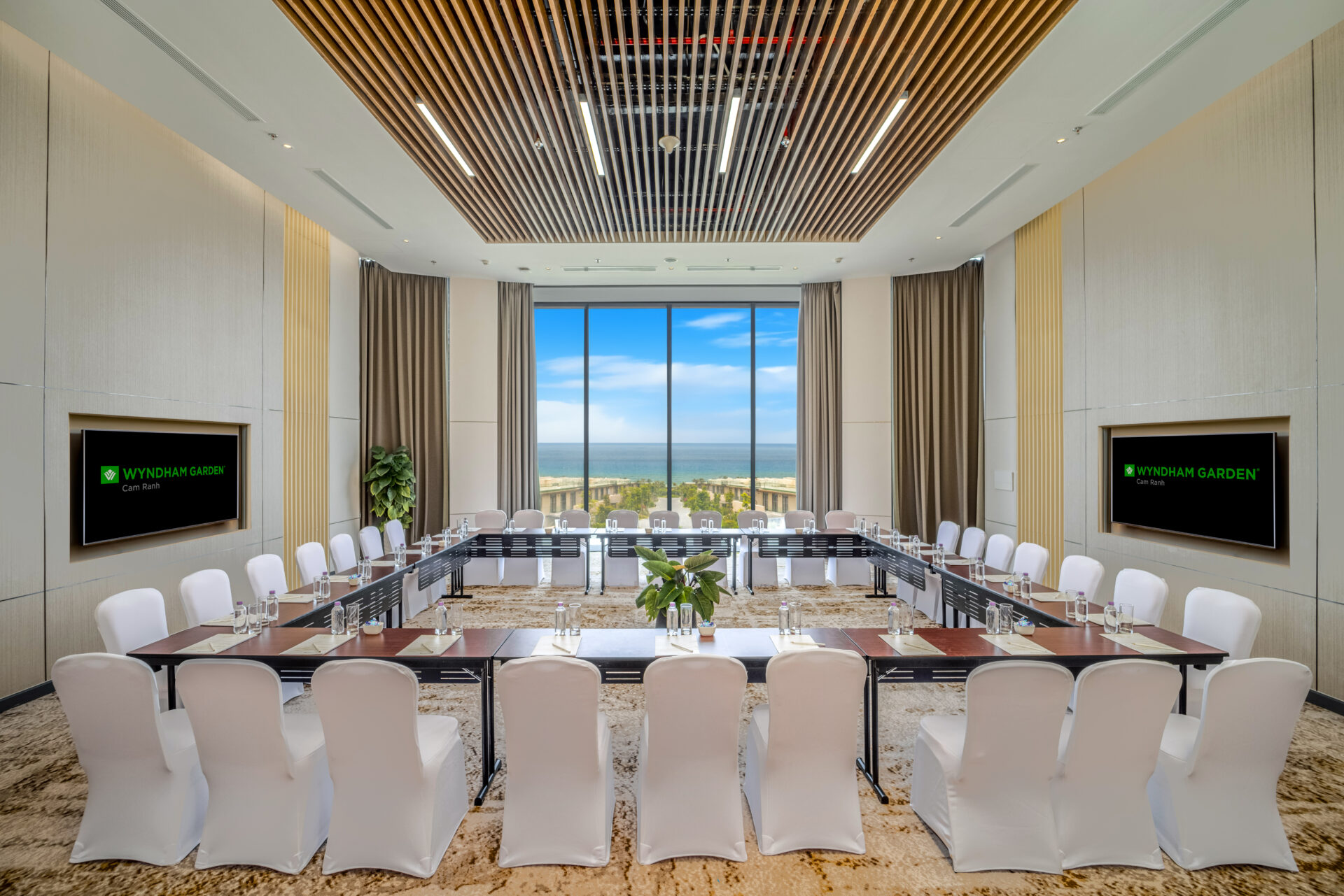 Phòng họp khách sạn Wyndham Garden Cam Ranh