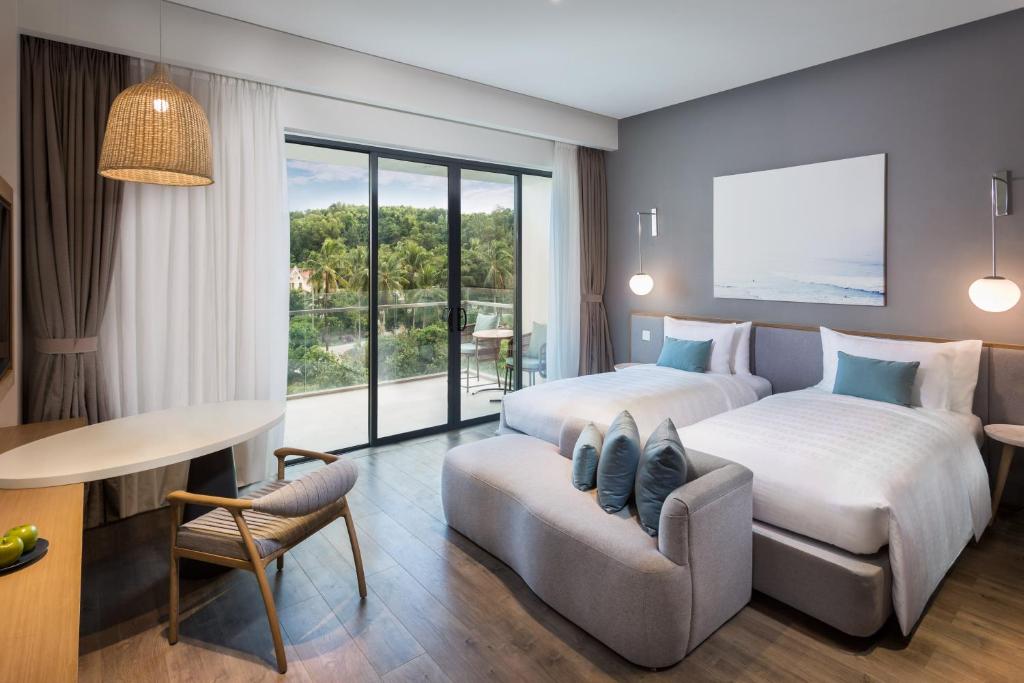 Combo Premier Residences Phu Quoc Emerald Bay + Đi bộ dưới biển