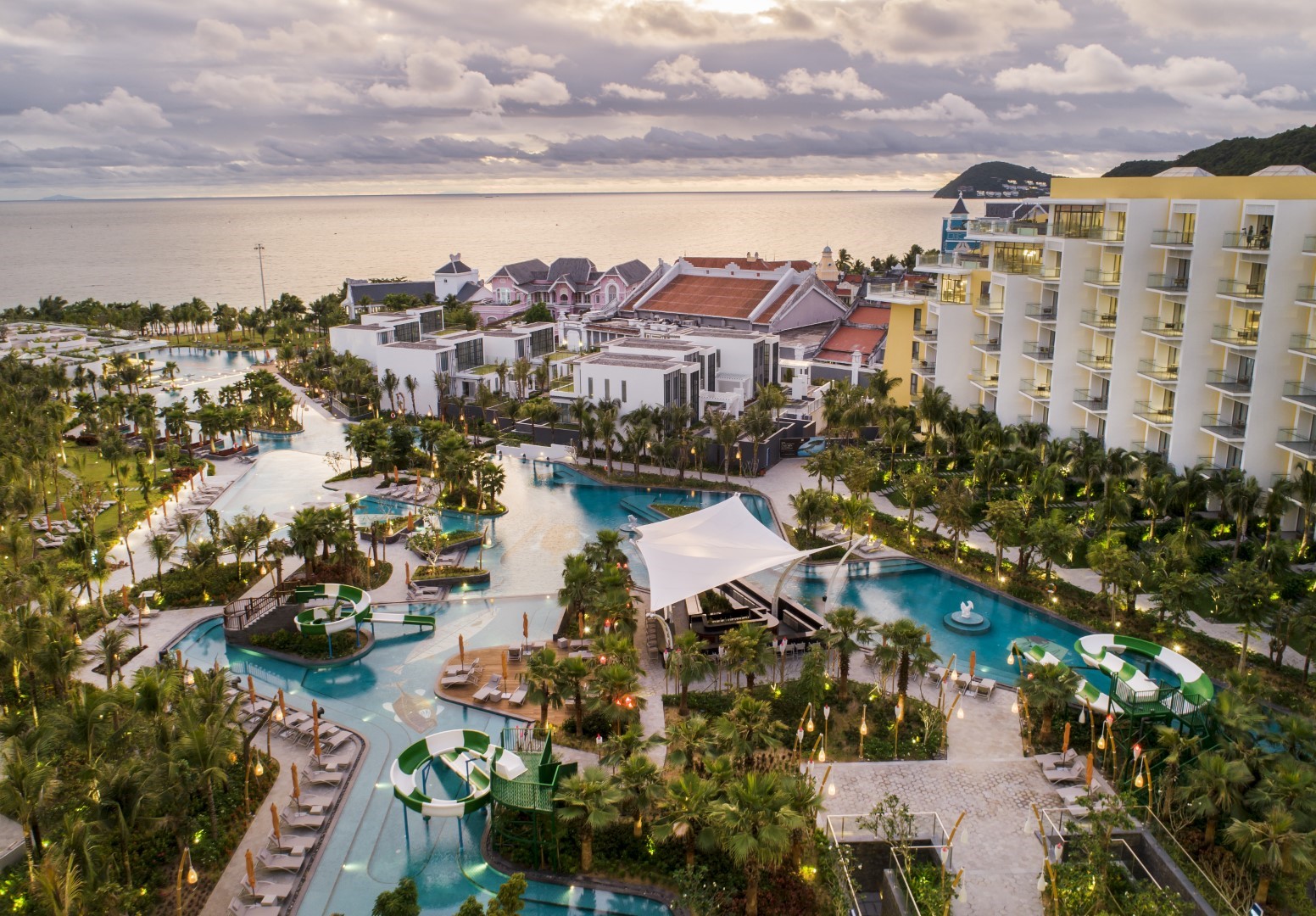Combo Premier Residences Phu Quoc Emerald Bay + Đi bộ dưới biển