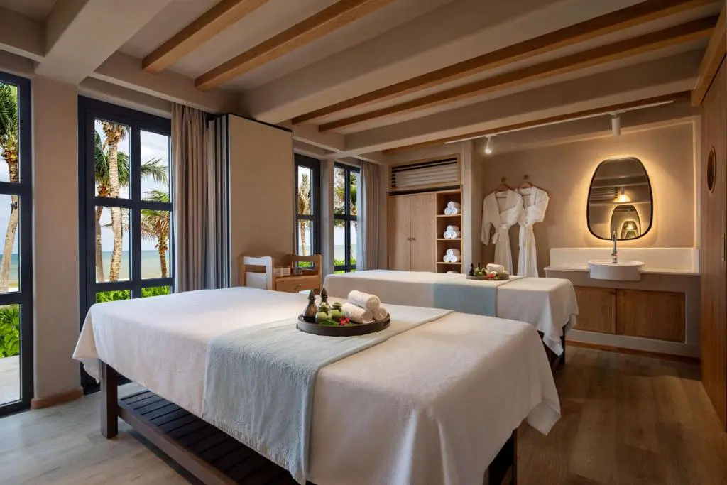 Combo 3N2Đ Radisson Resort Phan Thiết 5 sao + Xe Limousine khứ hồi