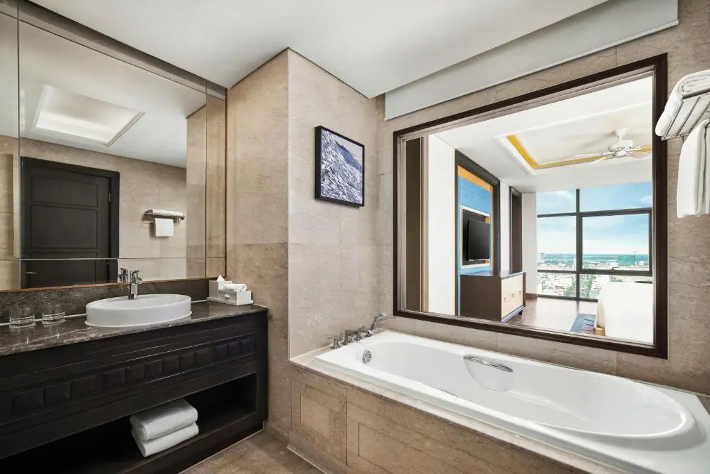 Combo 2N1Đ Khách Sạn Sheraton Cần Thơ + Land tour