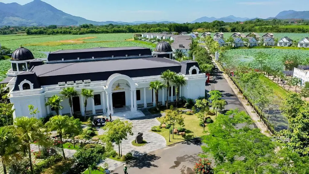 Combo tham quan trong ngày ở Vườn Vua Resort