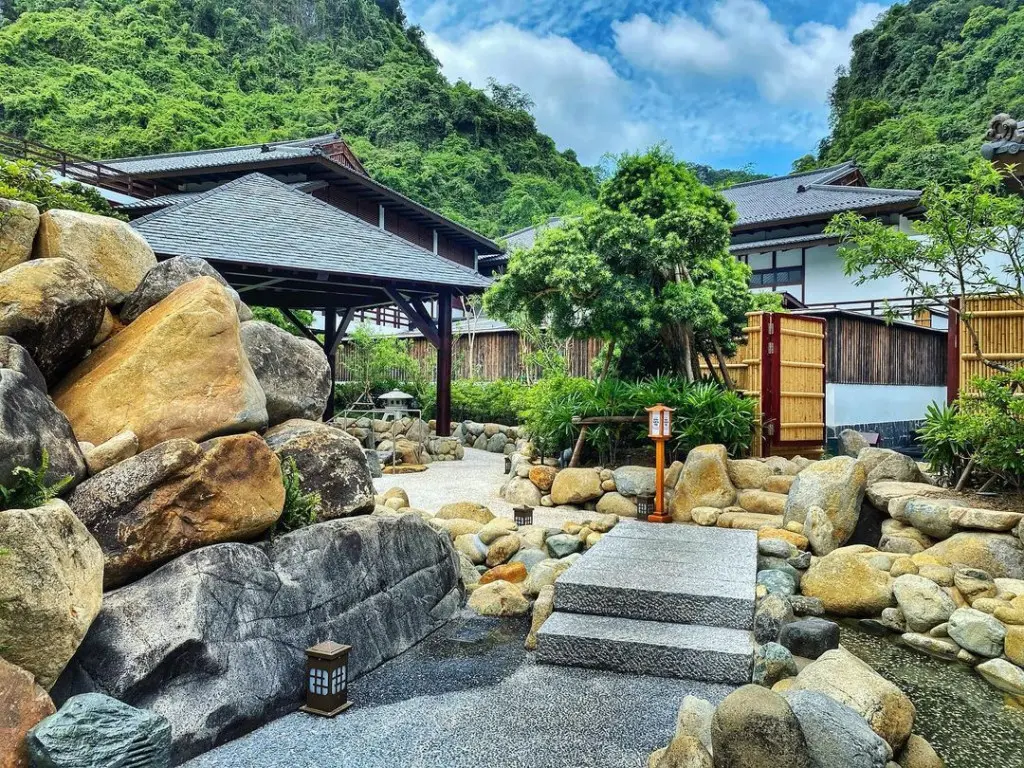 Combo vé tắm khoáng+ buffet Yoko Onsen Quang Hanh