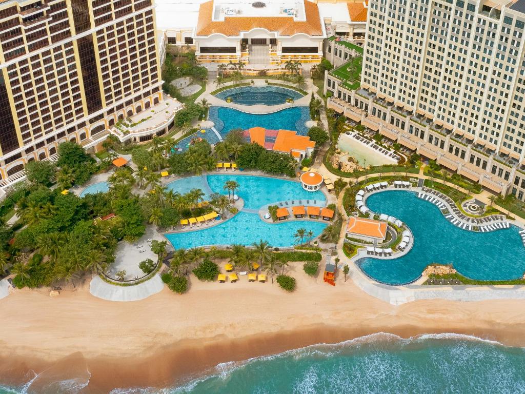 Combo 2N1Đ Holiday inn Hồ Tràm Beach Resort