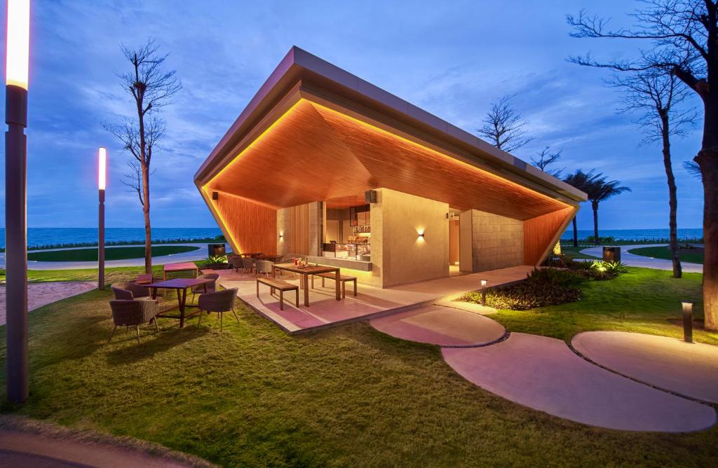 Combo 2N1Đ Holiday inn Hồ Tràm Beach Resort