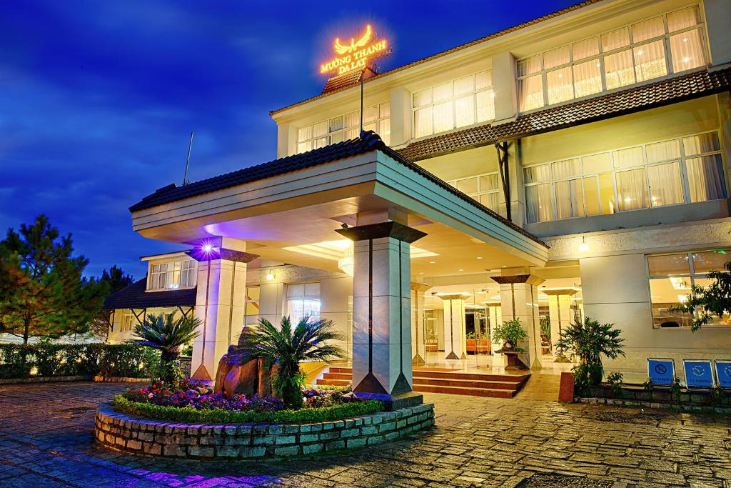 Combo Mường Thanh Holiday Đà Lạt + Golf Đồi Cù
