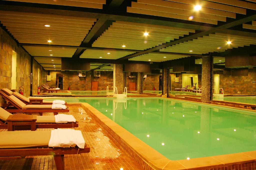 Combo Mường Thanh Holiday Đà Lạt + Golf Đồi Cù