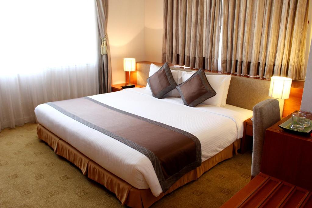 Combo Mường Thanh Holiday Đà Lạt + Golf Đồi Cù