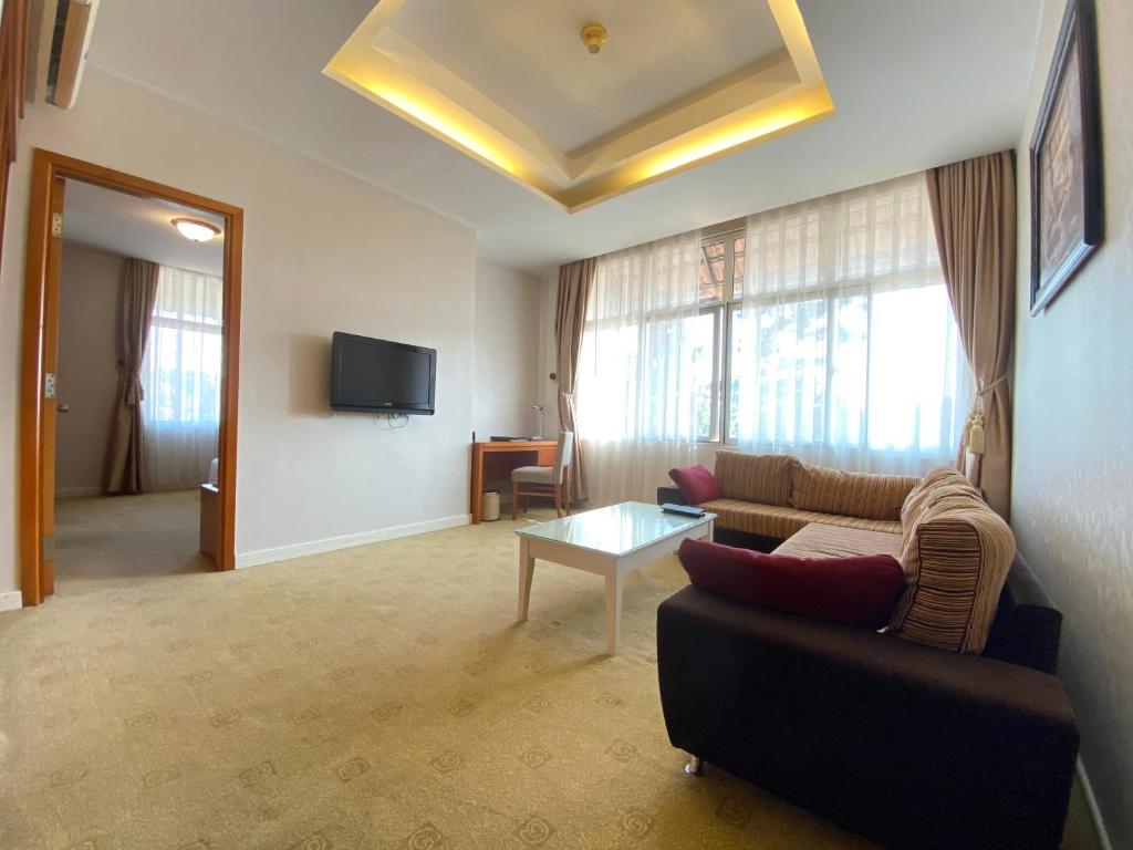 Combo Mường Thanh Holiday Đà Lạt + Golf Đồi Cù