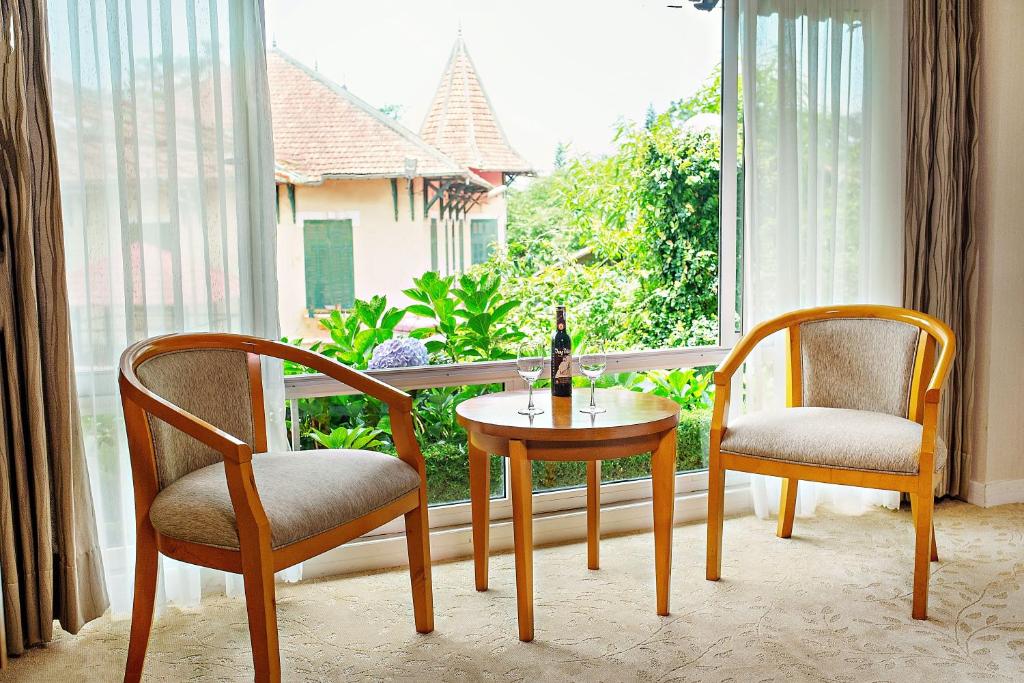 Combo Mường Thanh Holiday Đà Lạt + Golf Đồi Cù