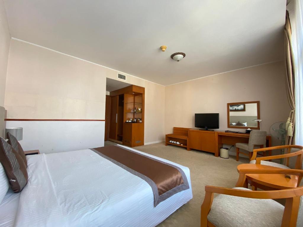 Combo Mường Thanh Holiday Đà Lạt + Golf Đồi Cù
