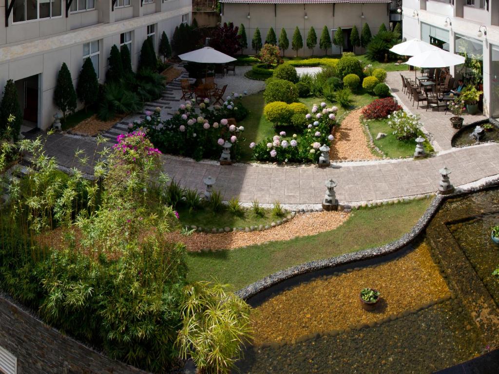 Combo Mường Thanh Holiday Đà Lạt + Golf Đồi Cù
