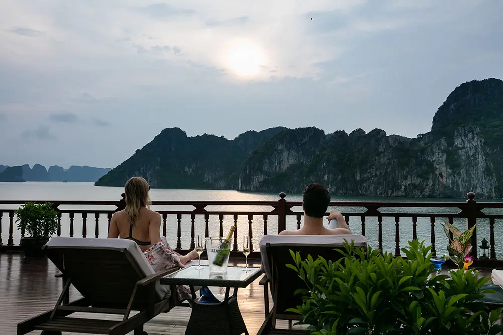 Combo 2N1Đ du thuyền Emperor Cruises Hạ Long