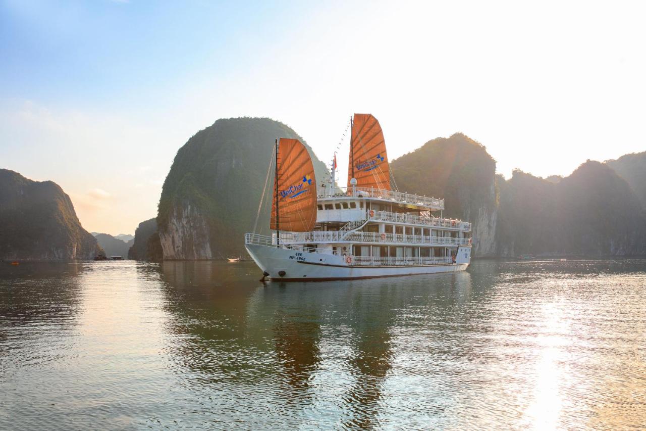 Du thuyền UniCharm Lan Hạ