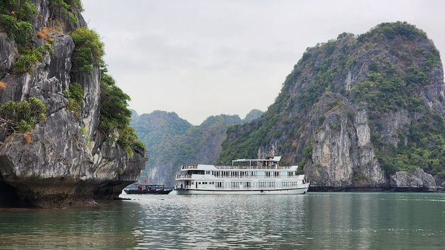Du thuyền LiLy Hạ Long