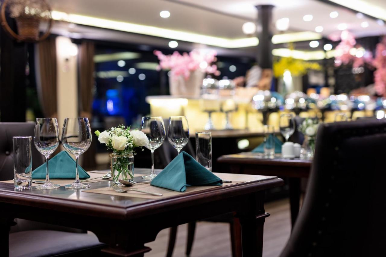 Du thuyền Mon Chéri vịnh Hạ Long- Lan Hạ