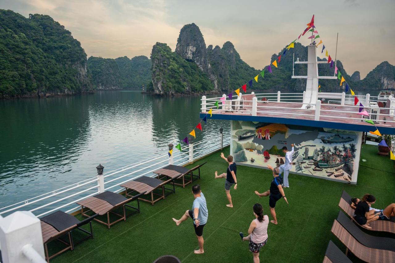 Du thuyền Swan vịnh Bái Tử Long