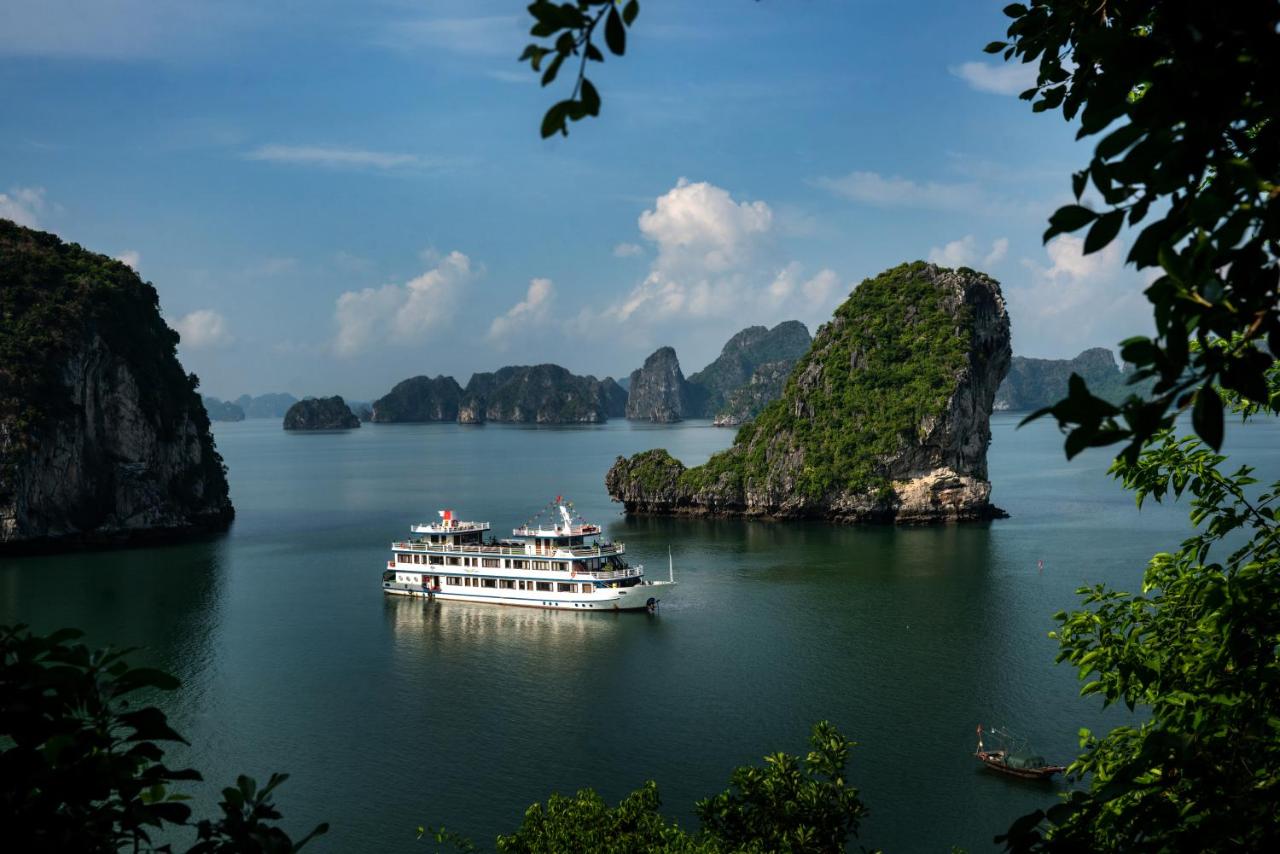 Du thuyền Swan vịnh Bái Tử Long