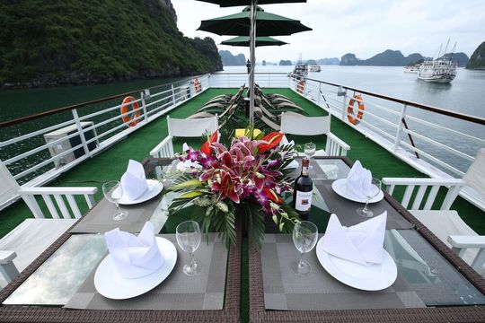 Du thuyền White Dolphin Legend Hạ Long