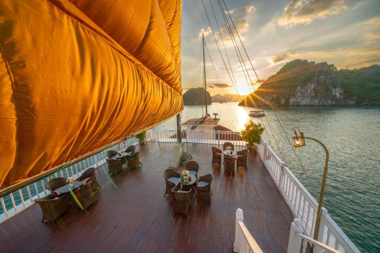 Du thuyền Indochina Sails vịnh Hạ Long- Lan Hạ