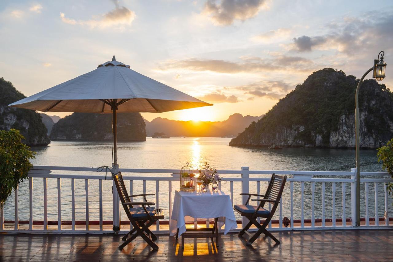 Du thuyền Indochina Sails vịnh Hạ Long- Lan Hạ