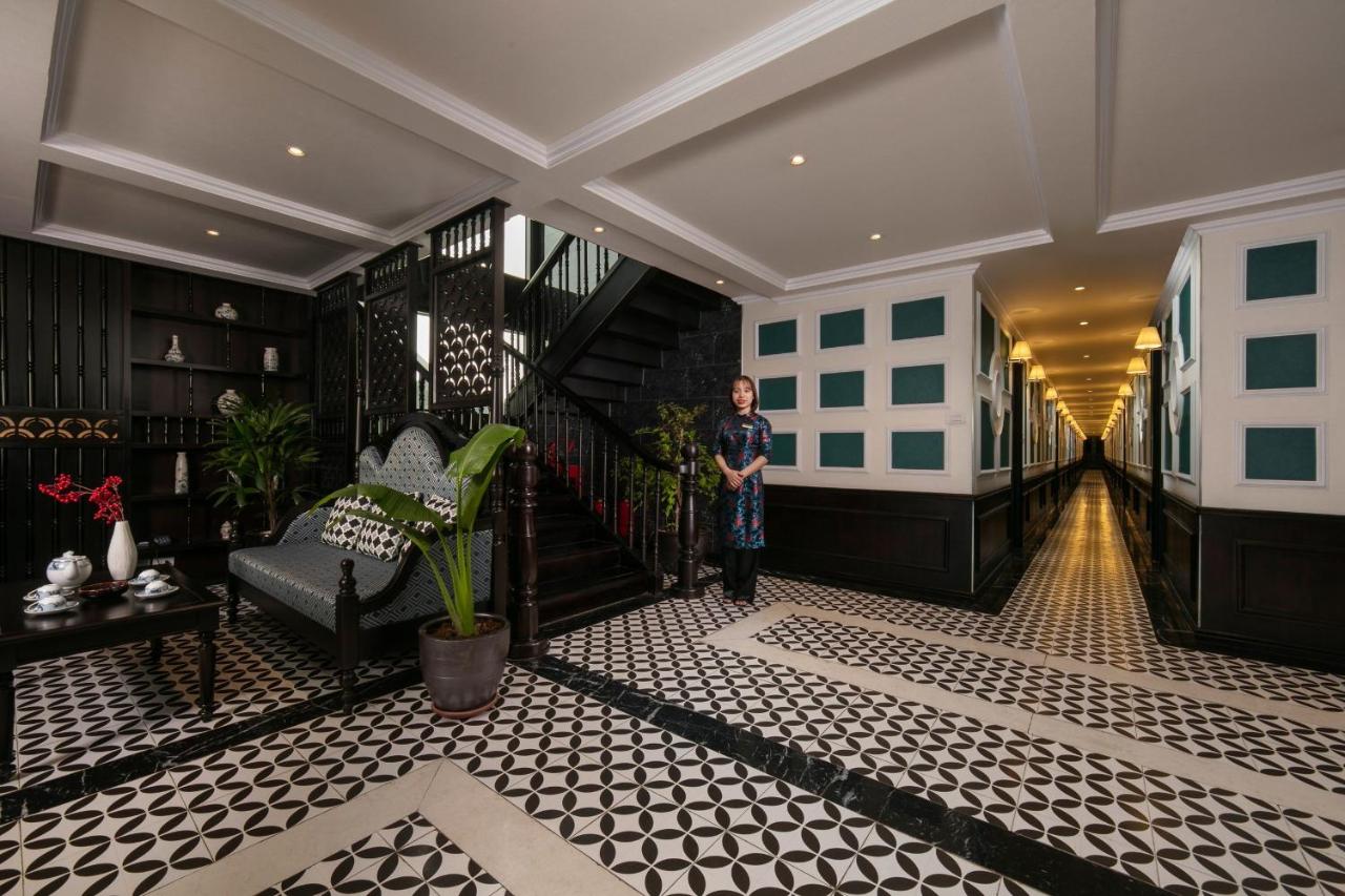 Du thuyền Genesis Regal Lan Hạ