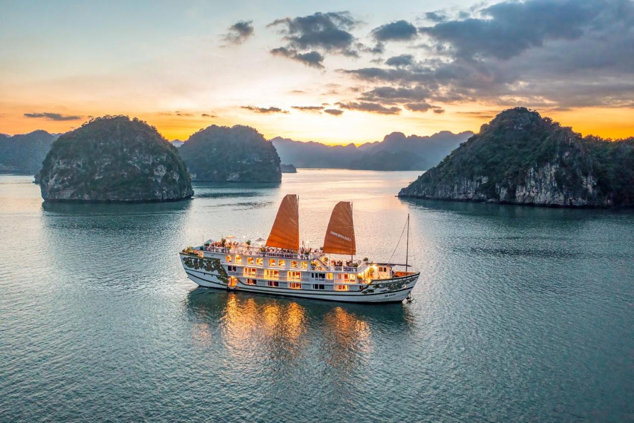 Du thuyền Indochina Sails vịnh Hạ Long- Lan Hạ