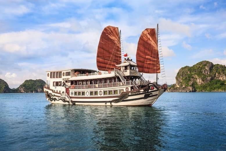 Du thuyền Majestic Legend Hạ Long