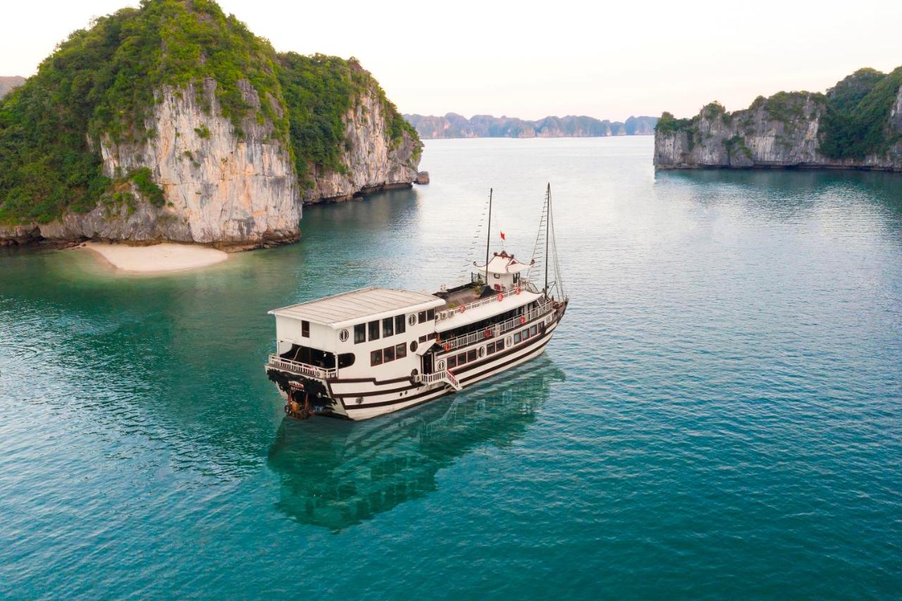 Du thuyền Majestic Legend Hạ Long