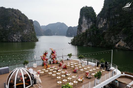 Du thuyền Capella vịnh Lan Hạ