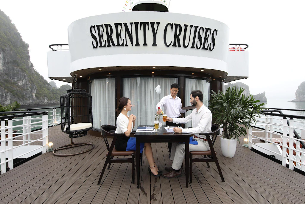Du thuyền Serenity vịnh Lan Hạ