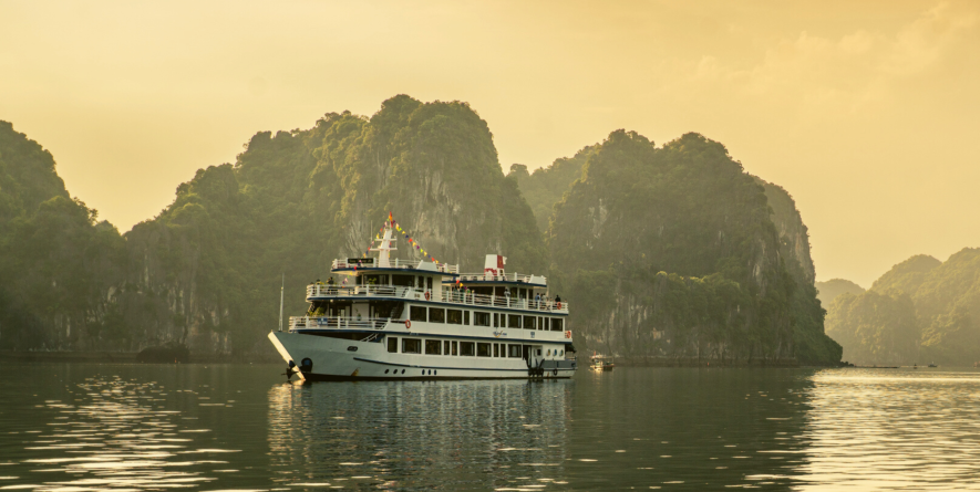 Du thuyền Swan vịnh Bái Tử Long