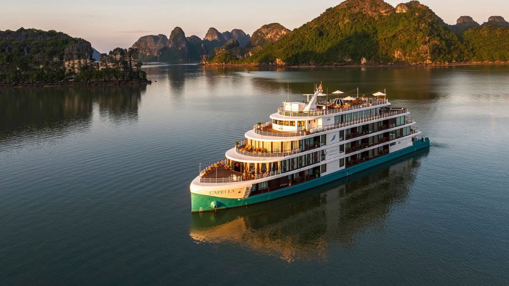 Du thuyền Capella vịnh Lan Hạ