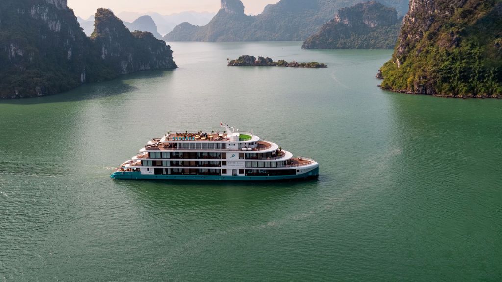 Du thuyền Capella vịnh Lan Hạ