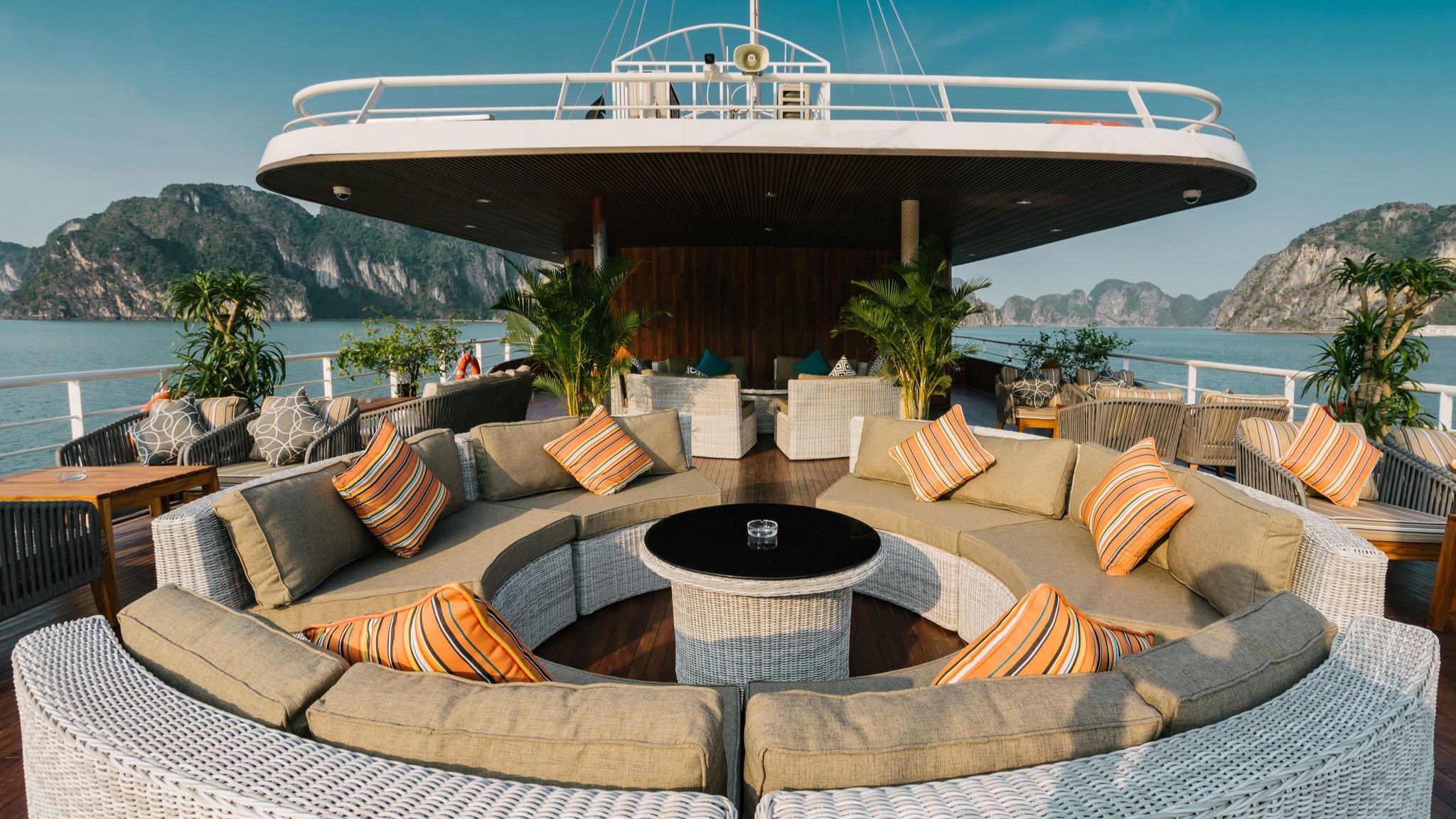 Du thuyền Catamaran Lan Hạ