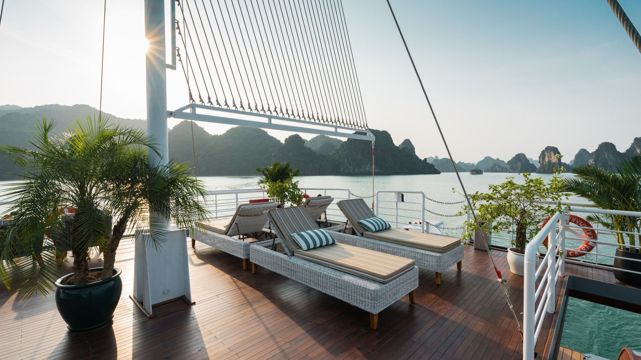 Du thuyền Catamaran Lan Hạ