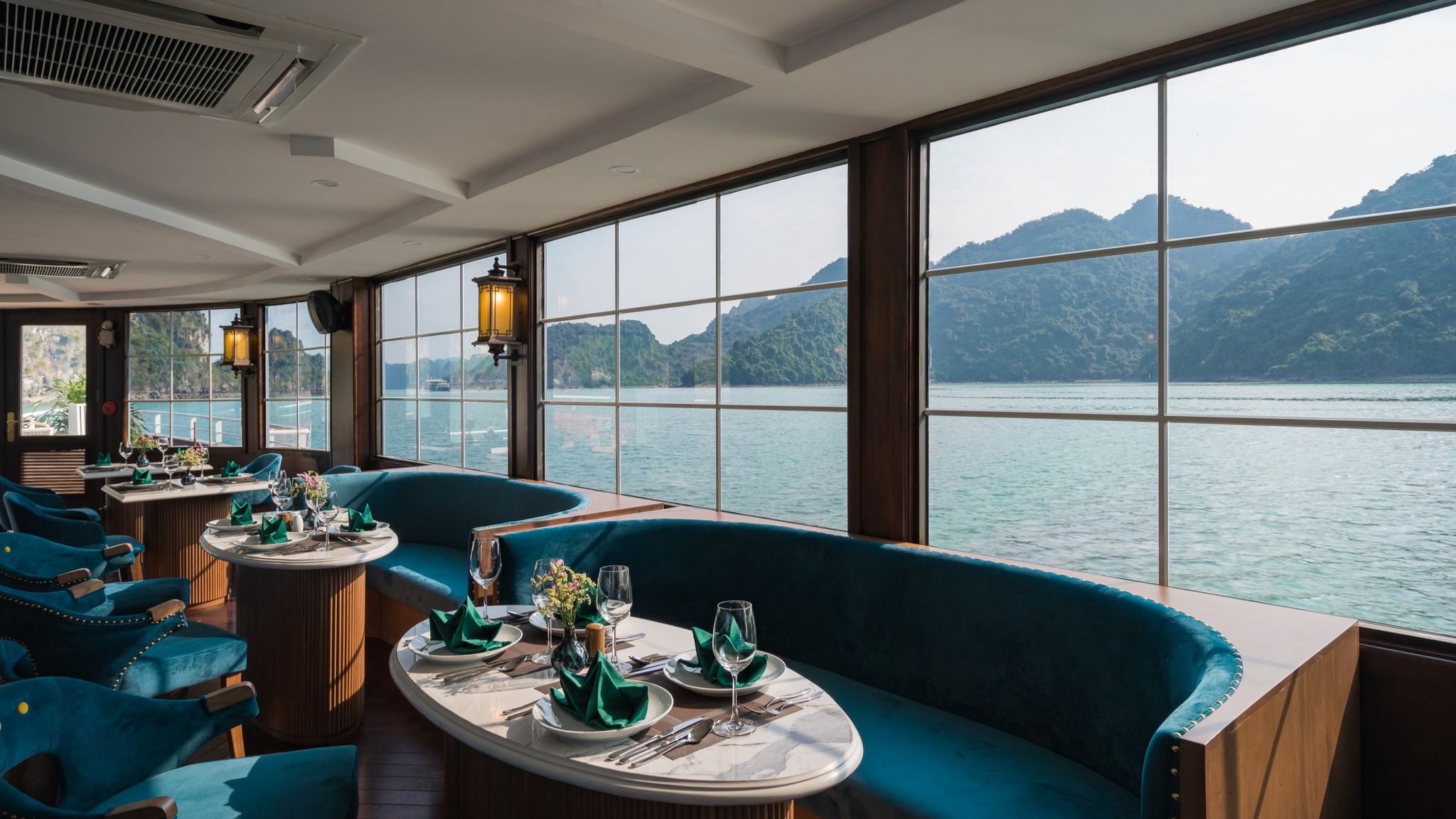 Du thuyền Catamaran Lan Hạ