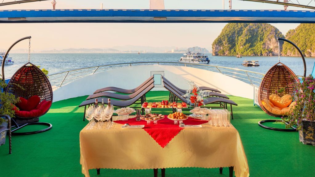 Du thuyền Cozy Bay Premium Hạ Long